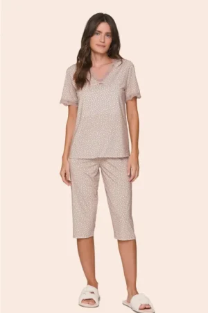 Pijama Feminino All Print Camiseta com Detalhes em Renda e Calça Capri Seren